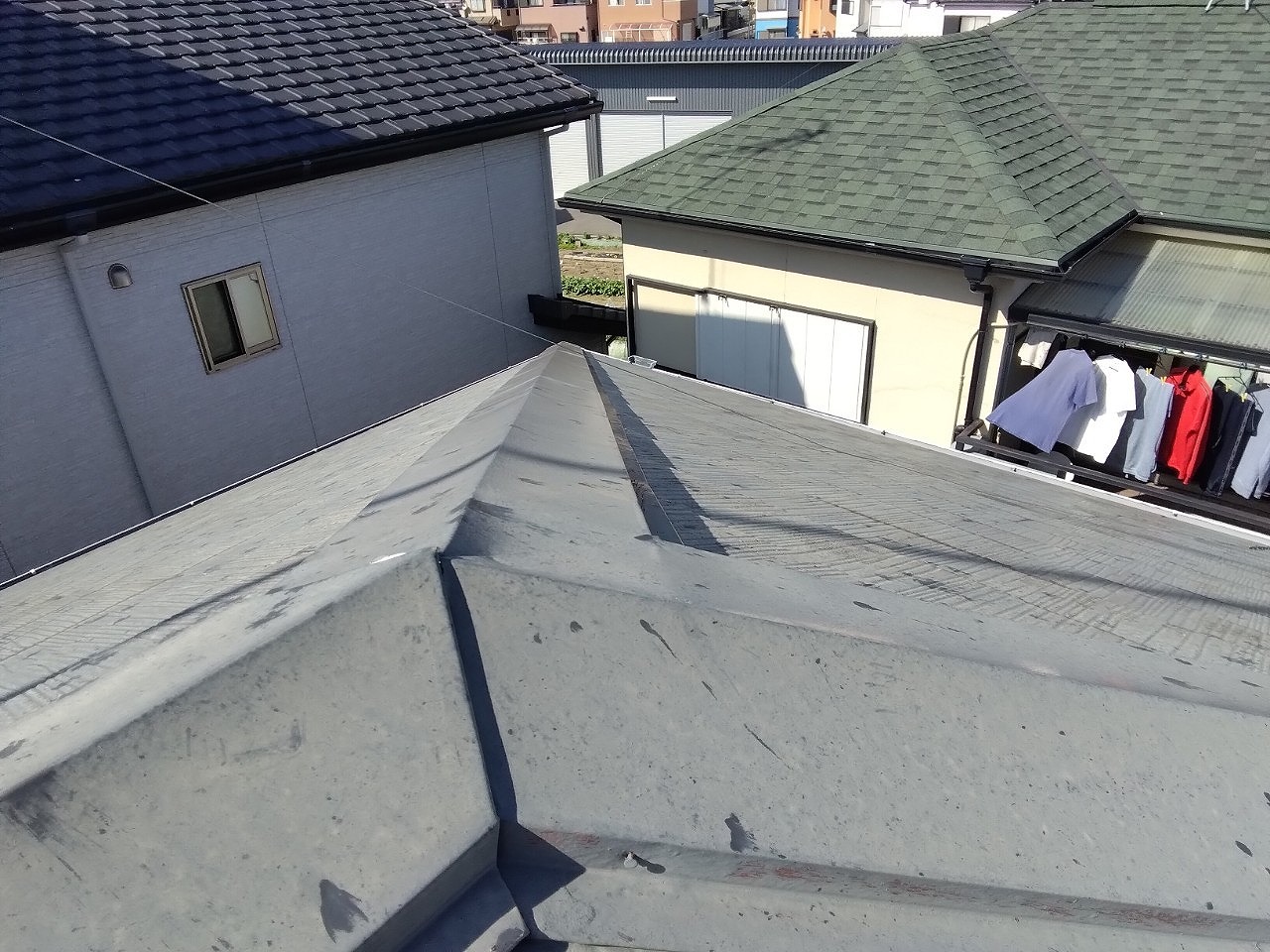 明石市の雹害調査で判明した屋根板金の広範囲なヘコミ事例をご紹介